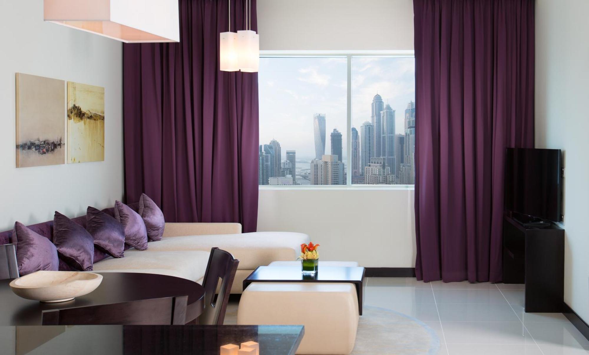 Pullman Dubai Jumeirah Lakes Towers Phòng bức ảnh A living room with curtains