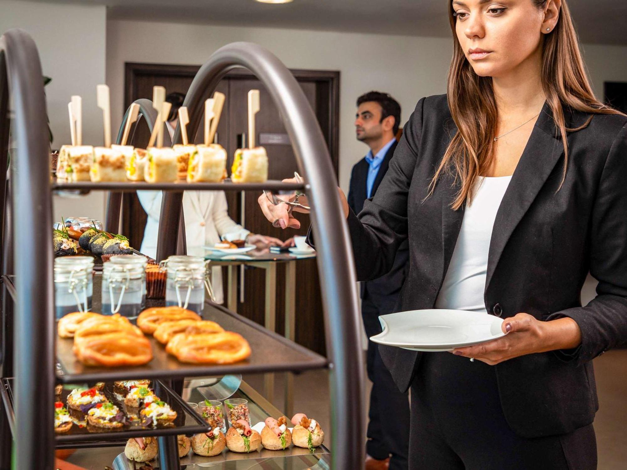 Pullman Dubai Jumeirah Lakes Towers Ngoại thất bức ảnh A buffet