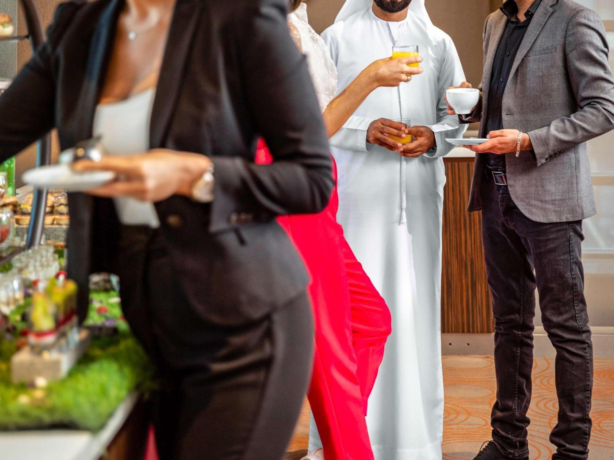 Pullman Dubai Jumeirah Lakes Towers Ngoại thất bức ảnh A man wearing a thobe