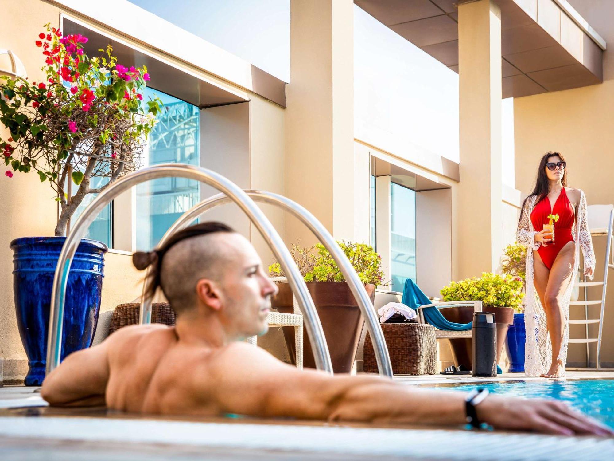 Pullman Dubai Jumeirah Lakes Towers Ngoại thất bức ảnh The pool at the 1018