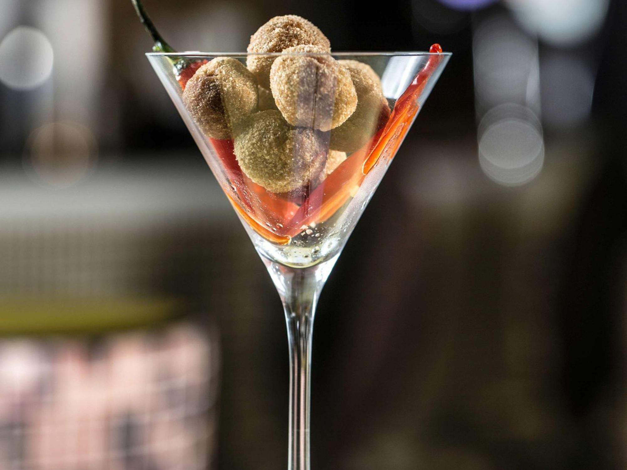 Pullman Dubai Jumeirah Lakes Towers Ngoại thất bức ảnh A dry martini with olives