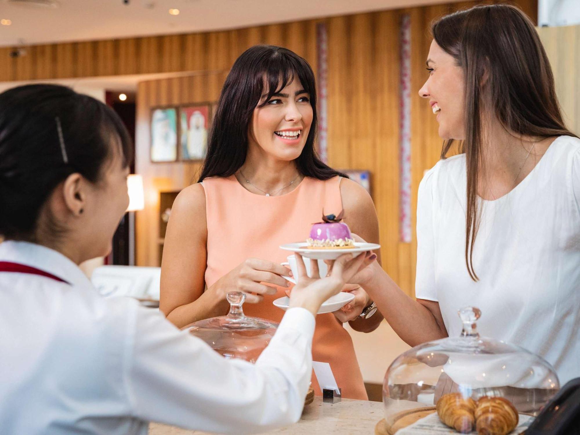 Pullman Dubai Jumeirah Lakes Towers Ngoại thất bức ảnh A guest being served at the lounge