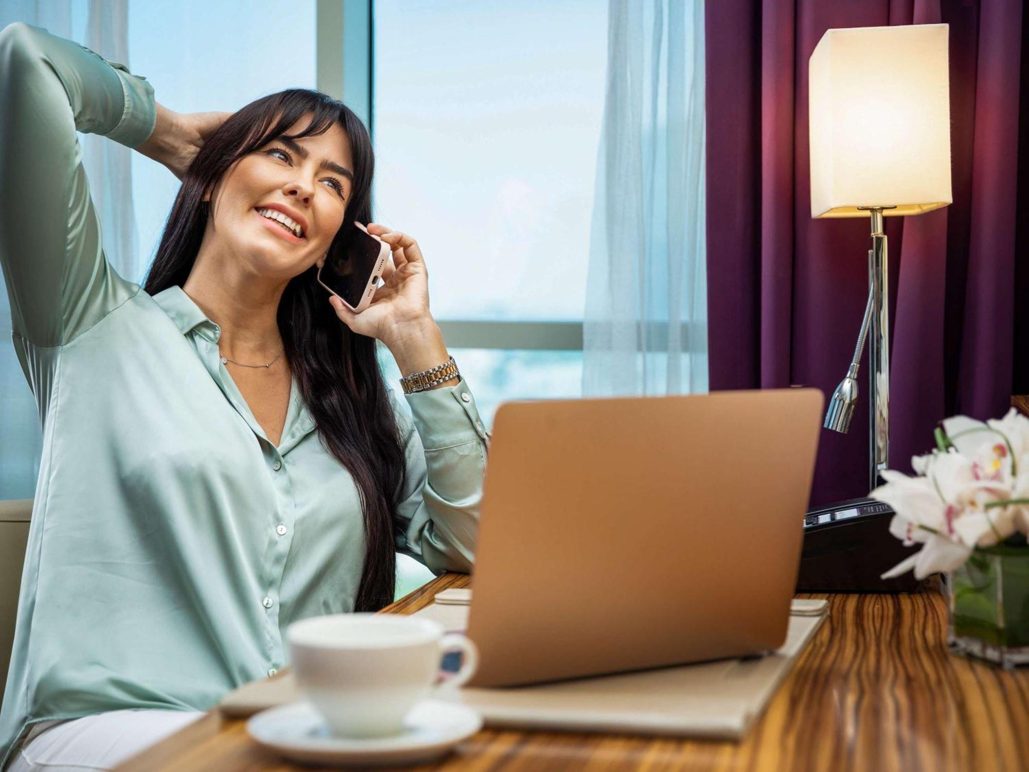 Pullman Dubai Jumeirah Lakes Towers Ngoại thất bức ảnh A woman working from home